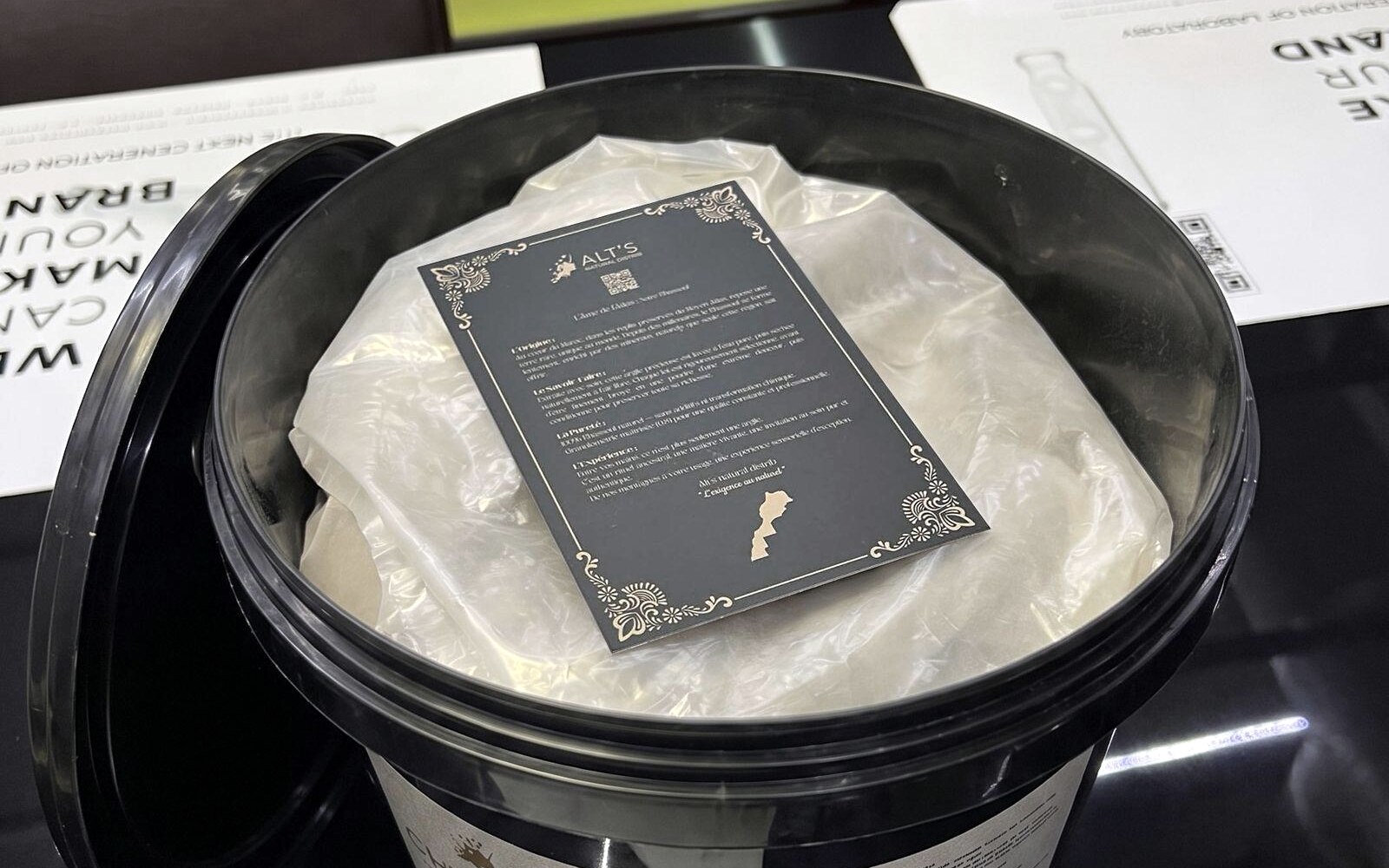 Seau ouvert montrant le sachet intérieur scellé et le document inclus