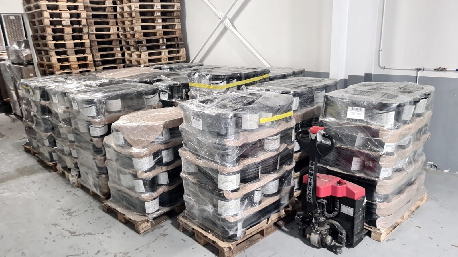 Stock professionnel réel de seaux de ghassoul conditionnés sur palettes